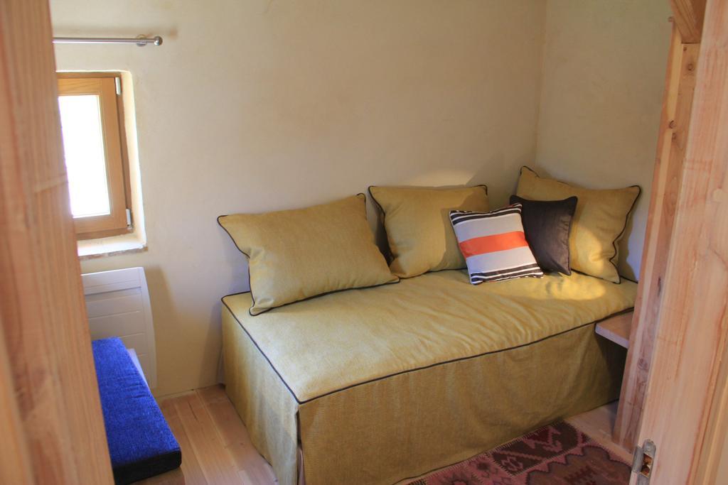 Hollyoaks Estate Saint-Pons-la-Calm Room photo